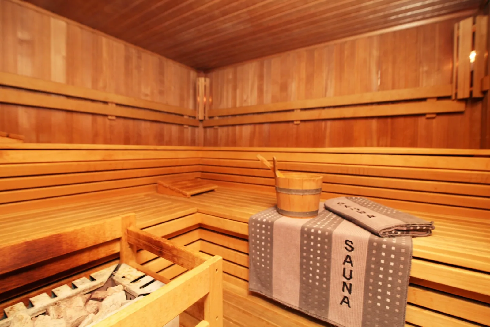 Sauna mit Holzbänken im Art-Hotel Erlangen