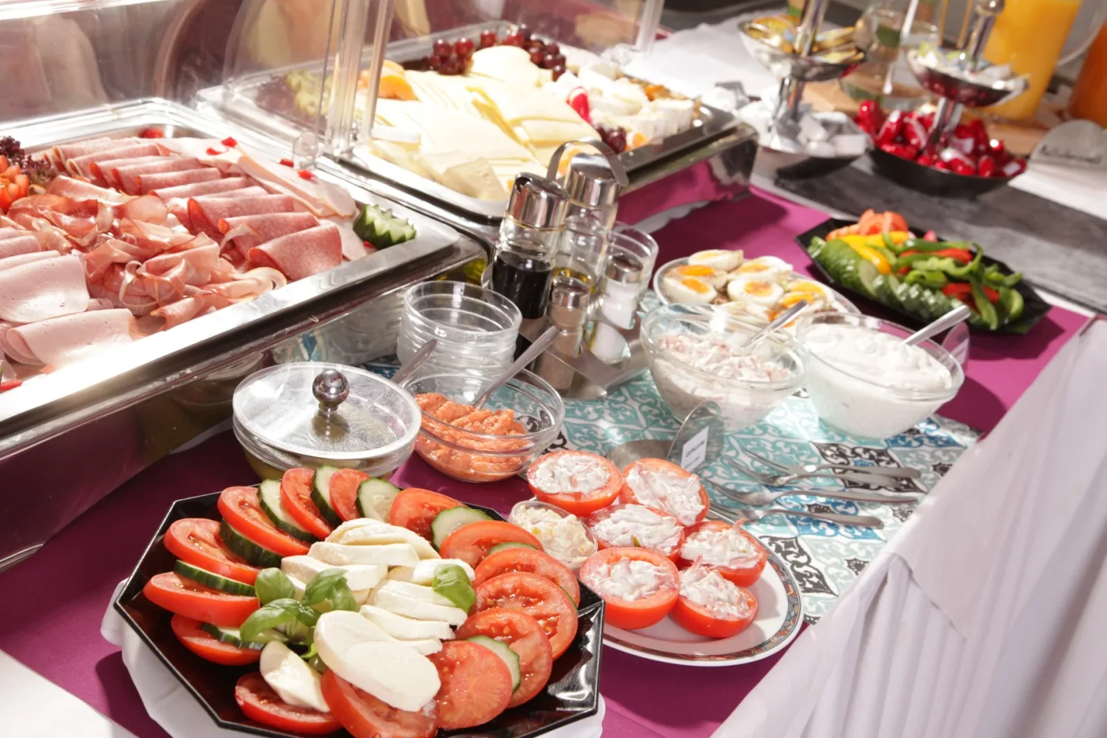 Frühstücksbuffet mit Aufschnitt, Käse und Gemüse im Art-Hotel Erlangen