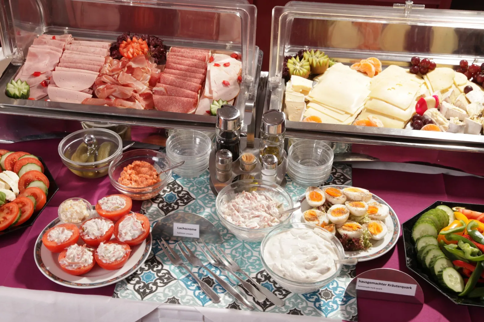 Auswahl an Käse, Wurst, Eiern und Aufstrichen am Frühstücksbuffet
