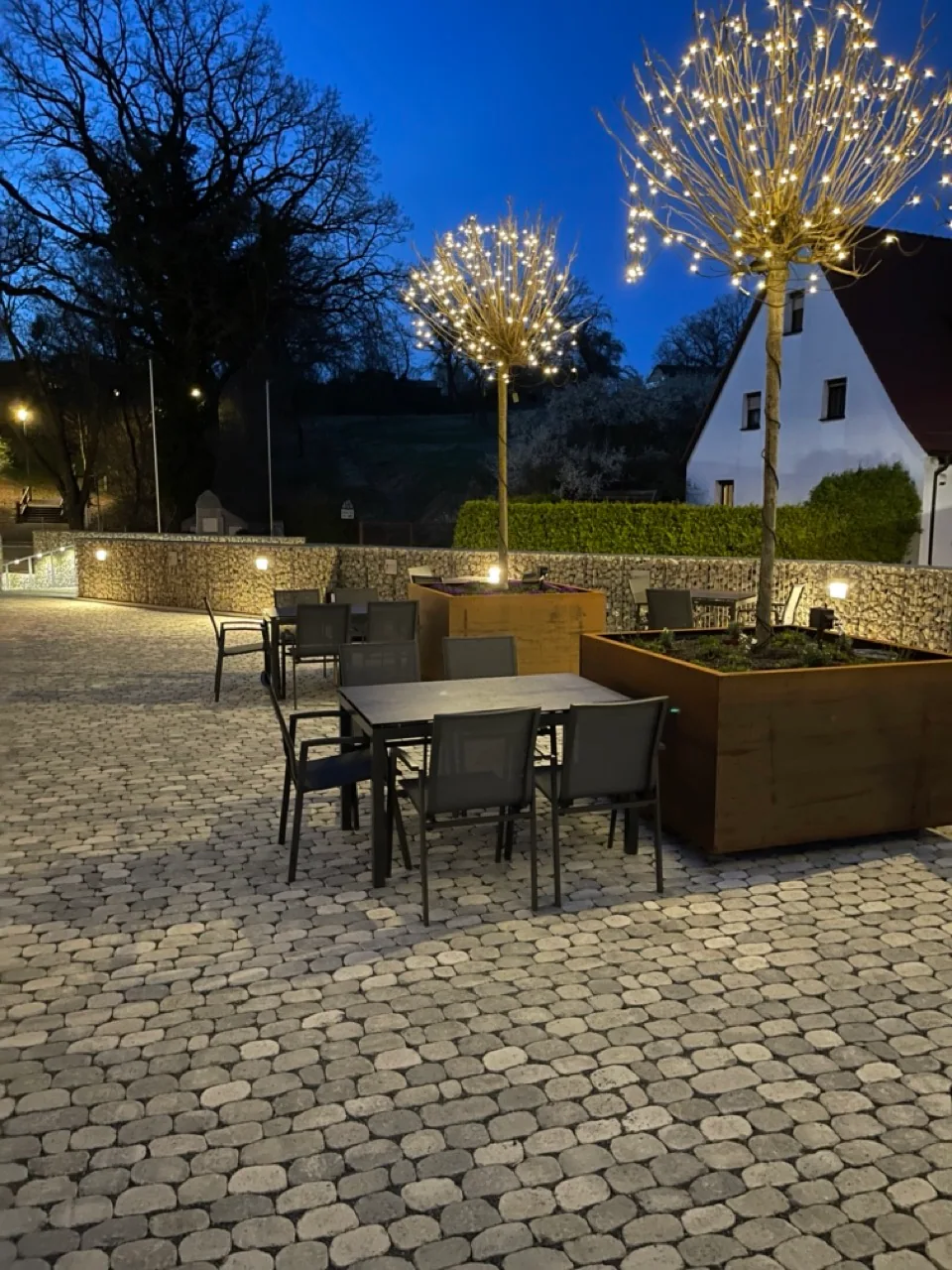 Beleuchtete Terrasse der Alten Post bei Abenddämmerung