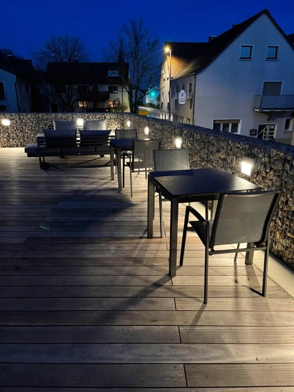 Terrasse mit Sitzplätzen am Abend