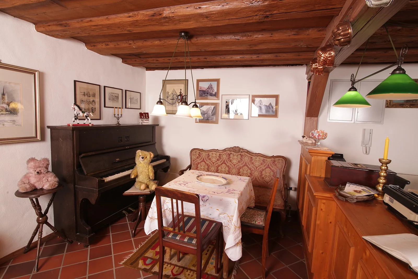 Salon mit historischem Klavier und Stilmöbeln