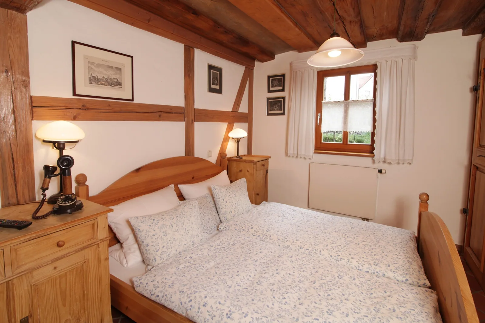 Doppelzimmer mit Fachwerkwand und antiken Details