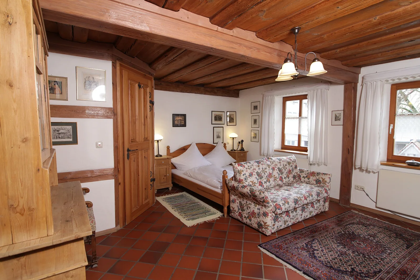 Geräumiges Zimmer mit Sofa und historischem Ambiente