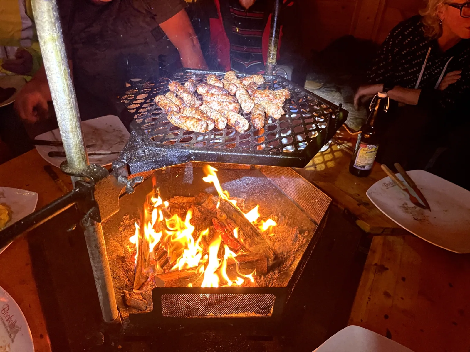 Bratwürste über dem offenen Feuer